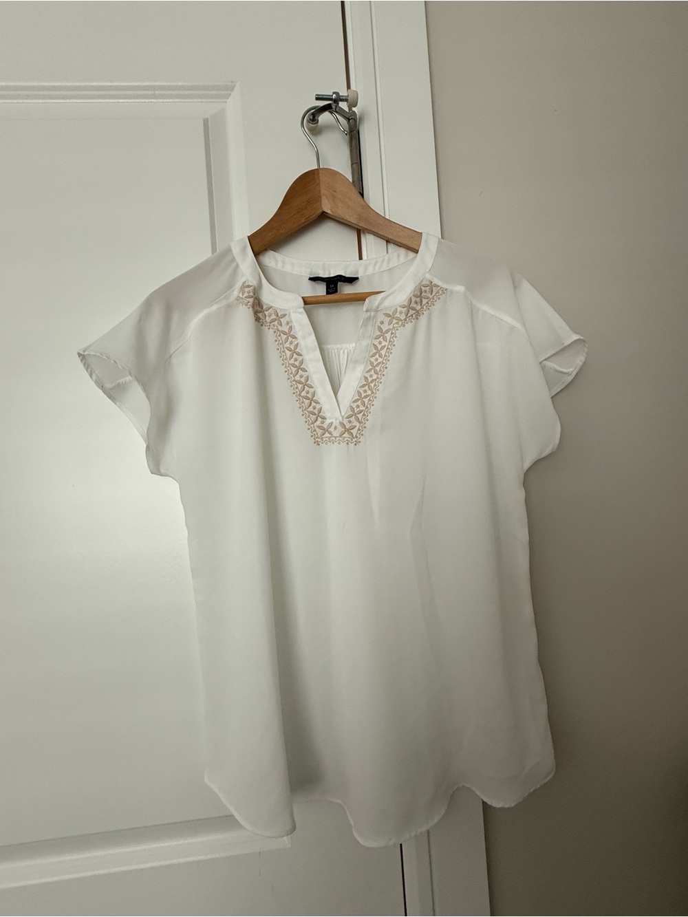 Banana Republic White Short-Sleeve Embroidered V-Notch Blouse